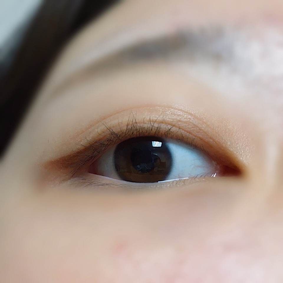 아이라이너로 점막그리는걸 정말 어려워하고 못그리는 저에게 정말 최고였어요 그냥 속눈썹 사이사이를 브러쉬로 콕콕 찍어주듯이 했는데 쉽게 됐어요 
