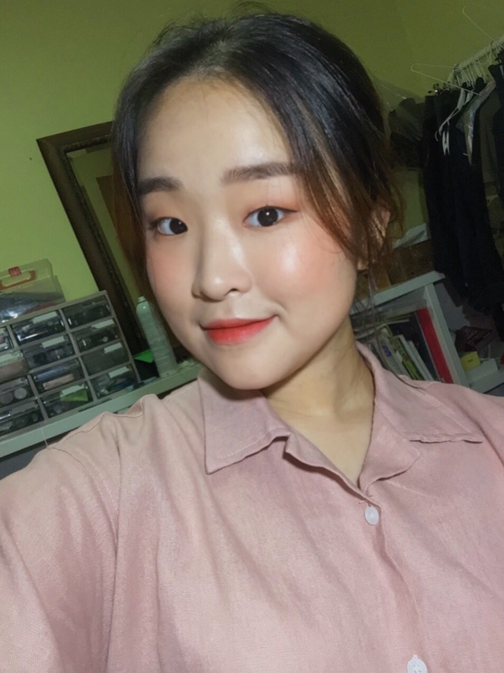 이 사진의 발색이 그나마 정확한 것 같아요! 약간의 톤이 다운된 피치컬러라고 생각하시면 될 것 같아요ㅎㅎ 제품이 가루날림이 없어서 너무 좋고 이 제품은 브러쉬로 바르는 것 보다 스펀지로 바르는게 훨씬 더 좋아요! 