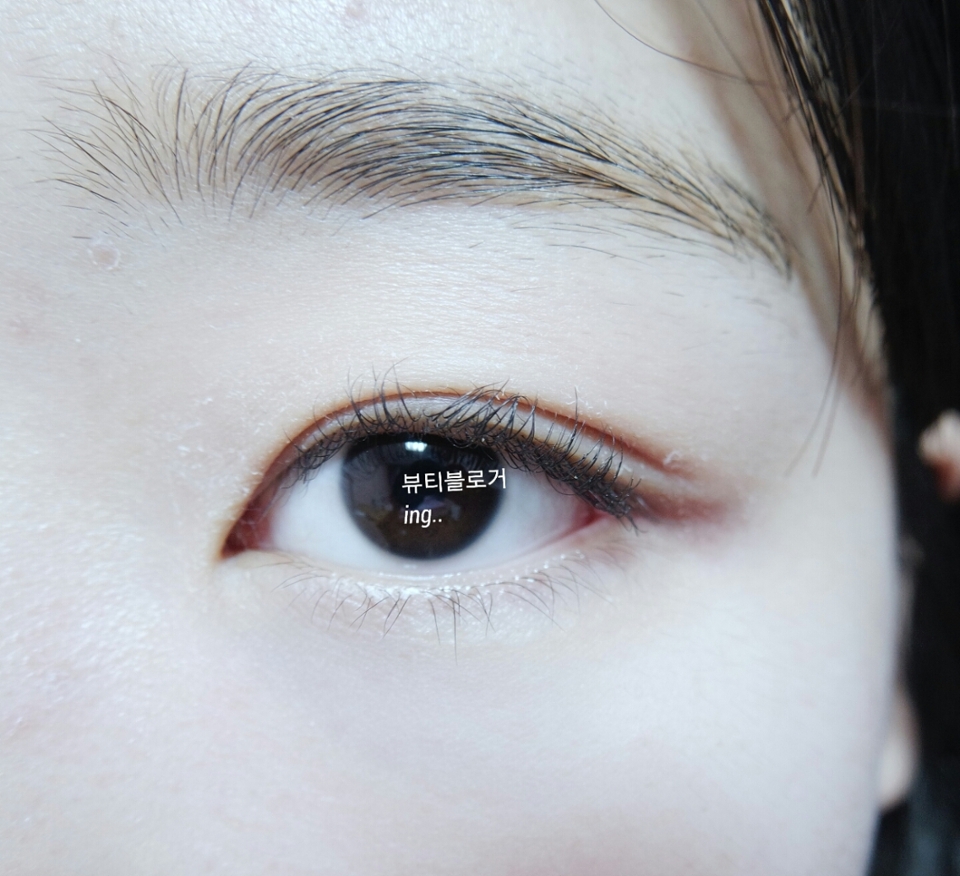 뷰러로 정말 빡시게 올려줍니다. 많이 만질꺼라 처질수있음으로 빡시게 컬링해주세요.
