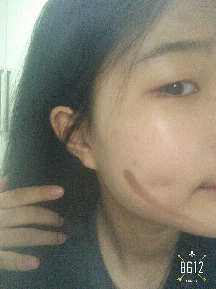 {또 하나의 꿀팁} 에뛰드 섀도우를 자신이 앞에서 브이라인이 되는 지점에 발라주시고 밖으로 자연스럽게 펴발라주세요