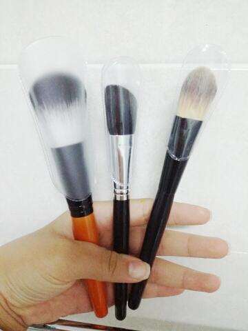 다이소에서 하이라이터용으로쓸 브러쉬랑 쉐딩용으로쓸 브러쉬 파운데이션으로쓸브러쉬 이렇게 새개 구매해서 8000! 역시싼맛에 구매하는 다이소제품ㅎ