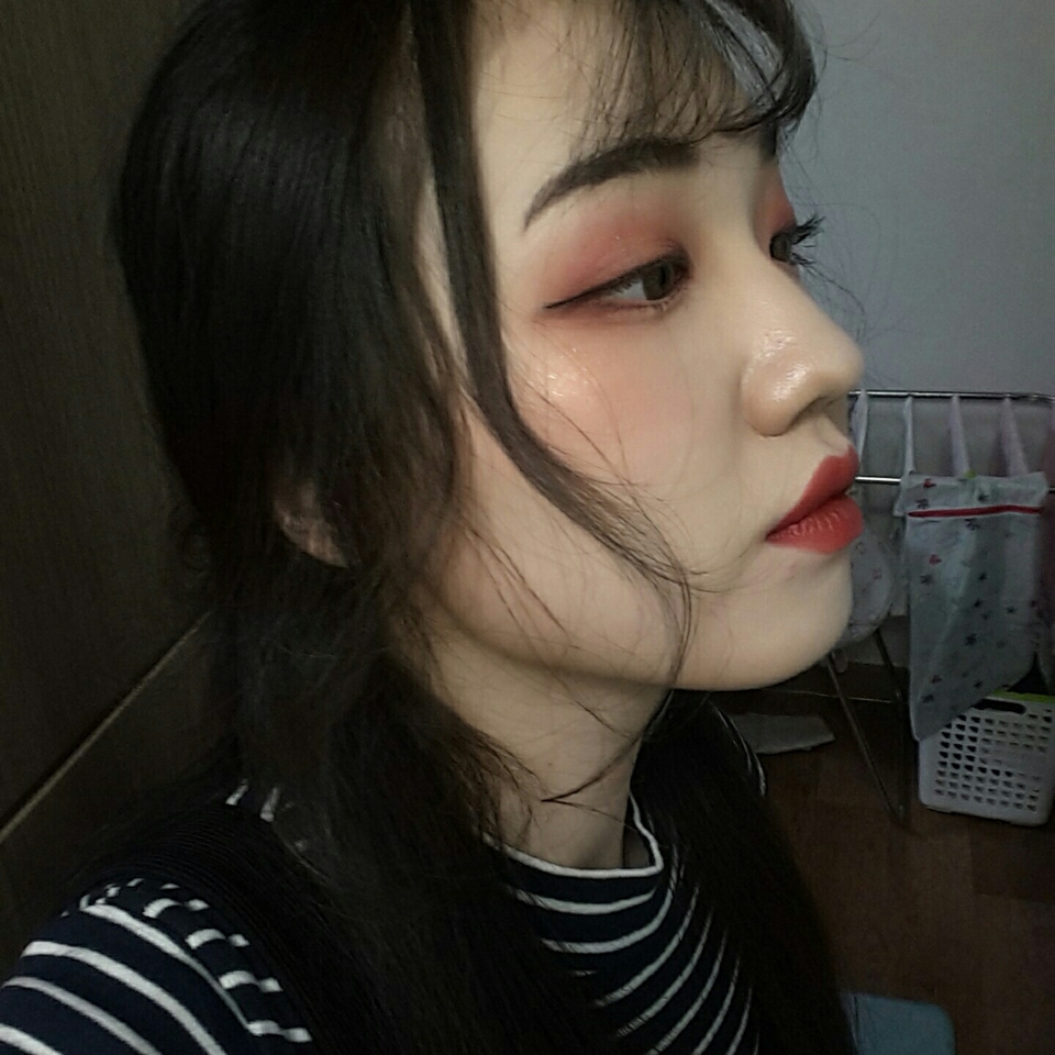립은 두 가지를 섞어서 발랐는데요, 바비브라운 매트립을 전체적으로 바르고, 입술 안쪽엔 맥 스터디드 키스를 발랐줬어요! 

실제로 엄청 버건디 색인데 사진으로는 쨍하고 딥한 레드로 나와서 애먹었던 컬러입니다... 스터디드 키스 진심 조녜...♡