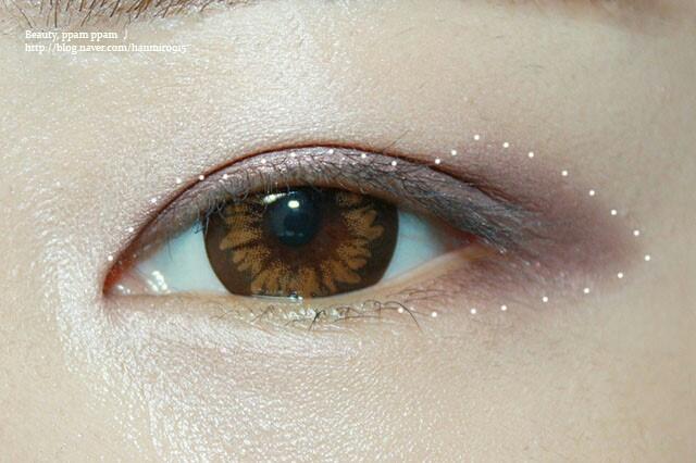 2. (눈떴을때)에소프레소 컬러로 영역만큼 발색해줍니다.