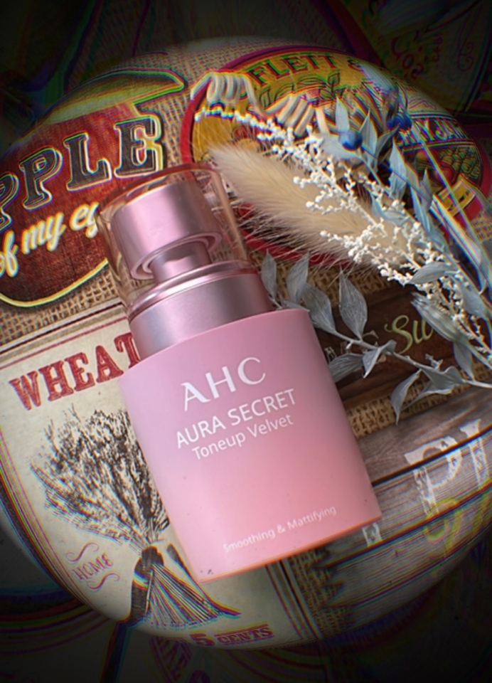 다음으로 이 메이크업의 메인 제품을 발라보도록 할게요!
이 제품은 AHC 아우라 시크릿 톤업 벨벳으로, 이거 하나로 베이스를 끝낼 수 있답니다 
요즘에는 이렇게 톤업크림을 사용한 가벼운 베이스가 더 깔끔해서 좋더라구요!

🤍핑크빛 톤업-생기↑, 누런끼↓
🤍부드러운 제형
🤍보송한 마무리감
🤍모공커버 가능
🤍밀착력👍

