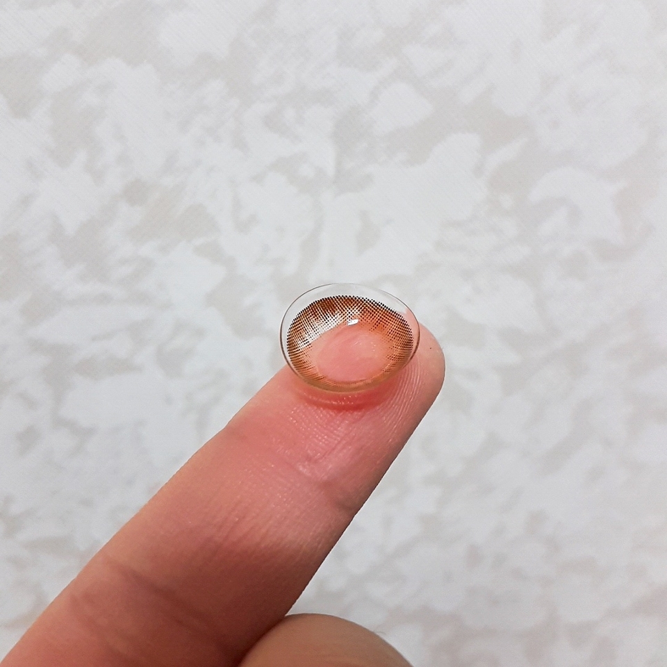 연하지 않은 브라웅 컬러에 자연스러운 그래픽이죠?