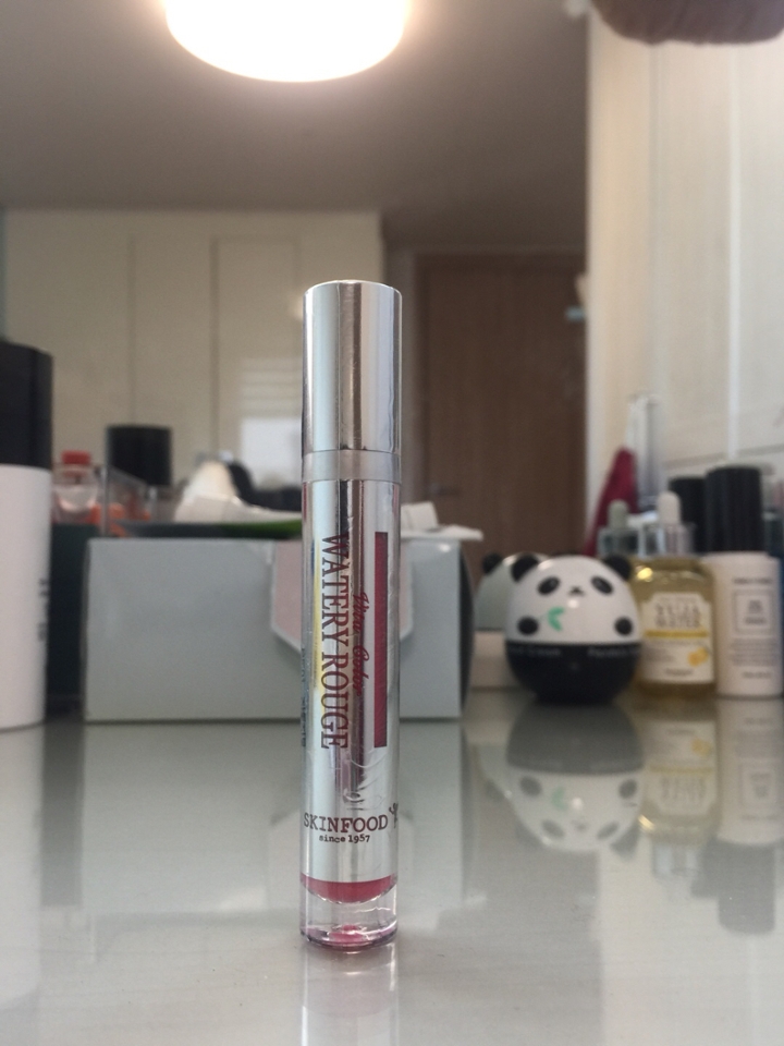 케이스는 이렇습니다:) 비닐껍질로 포장되어있어요! 바깥에서 색깔도 확인할 수 있어서 같은 시리즈 제품들끼리 진열돼있었을 때도 굳이 하나하나씩 발색해야하는 수고를 좀 덜었던 것 같아요:)