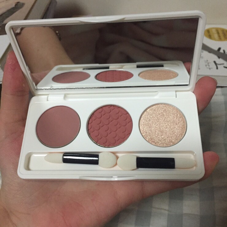 왼쪽부터 더페이스샵 빈티지로즈
에뛰드 여인의코트
더페이스샵 슈가코팅 섀도우

더페이스샵 섀도우 공용기의 호환 상태: 
더페이스샵 에뛰드 이니스프리 더페이스샵 다 되고,
네이처리퍼블릭도 가능
단, 아리따움 모노아이즈는 사이즈가 작아서 안된다.