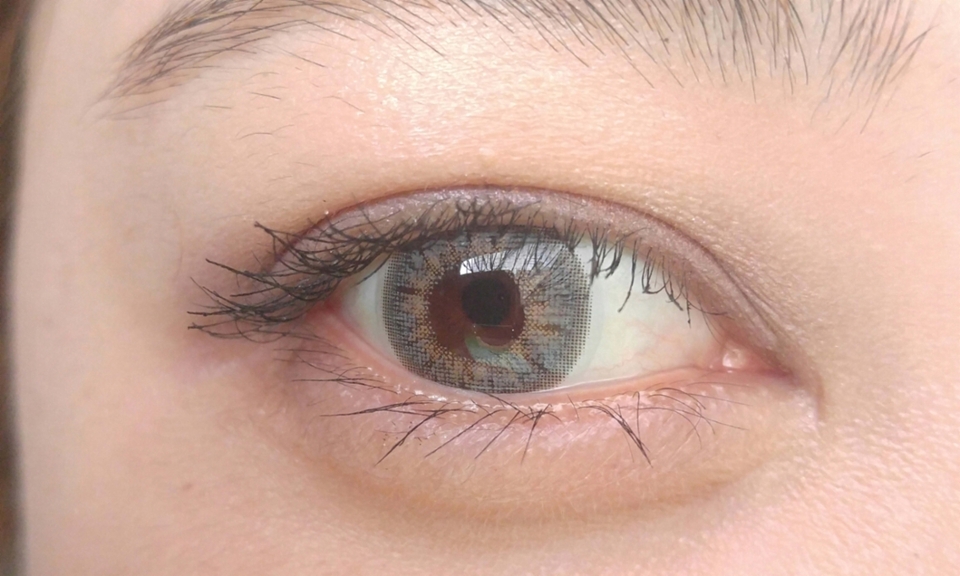 눈에껴봤습니다!
동공커보이쥬?
반짝 빛나는 느낌이들더라구요 ㅋㅋㅋ
참고로 렌즈 잘보시라고 아이라이너 안했어요 ㅋㅋ반사되는게 좀 있는것같아서 ..ㅋㅋ
