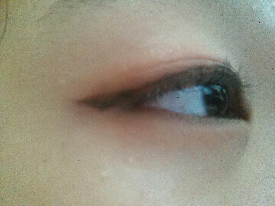 이거는 시간지나서 다시찍은거에요ㅎ
아이라인 꼬리 살짝 번진거 빼고 별다른건 없었어요