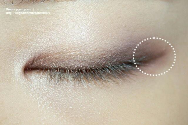 3. 아이라이너 브러쉬를 미스트를 뿌려주어 스모키브라운 섀도우를 묻혀 아이라인을 그려줍니다. 눈꼬리는 살짝 빼 올려그려줍니다