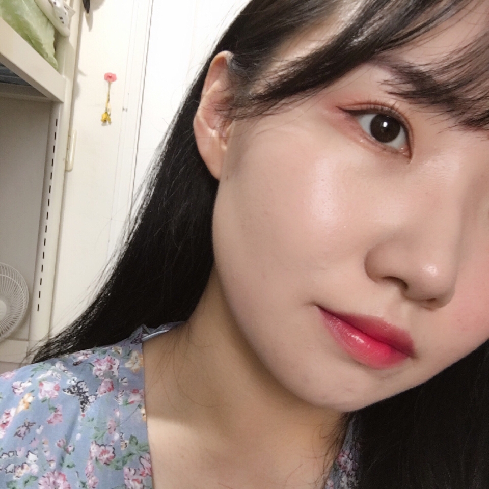 2번 커버 후 촬영한 사진이에요!


컨실러나 파우더, 하이라이터 등 다른 피부화장음 일체 하지 않았어요!



그런데도 제 붉은기와 잡티들이 잘 가려지고, 자연스러운 피부광을 더해줘서 입체적인 피부표현이 가능하더라구요❤️