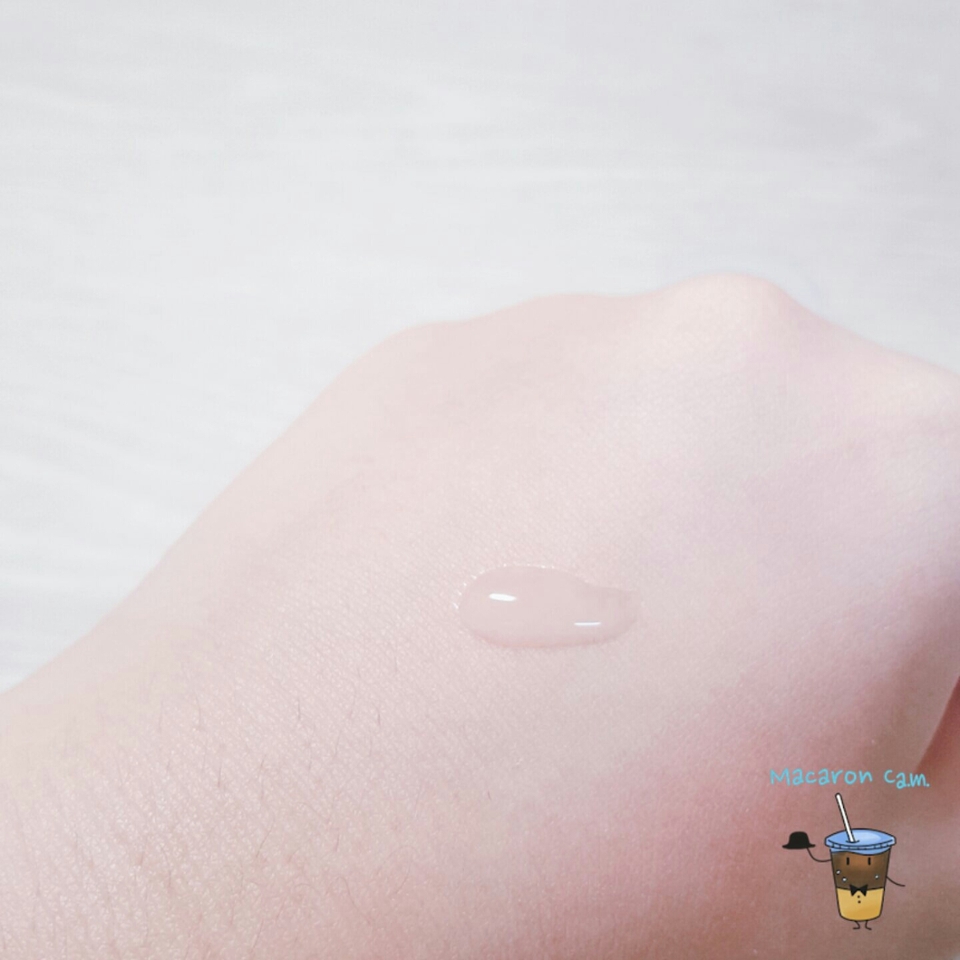 우선 토너는 색이 없고 향은 조금 나는데 토마토 향은 아니고 좋지 않은 향.. 근데 향에 아주 민감하신 분 아니면 얼굴에 발라도 아무 냄새 안난다고 느낄 정도!