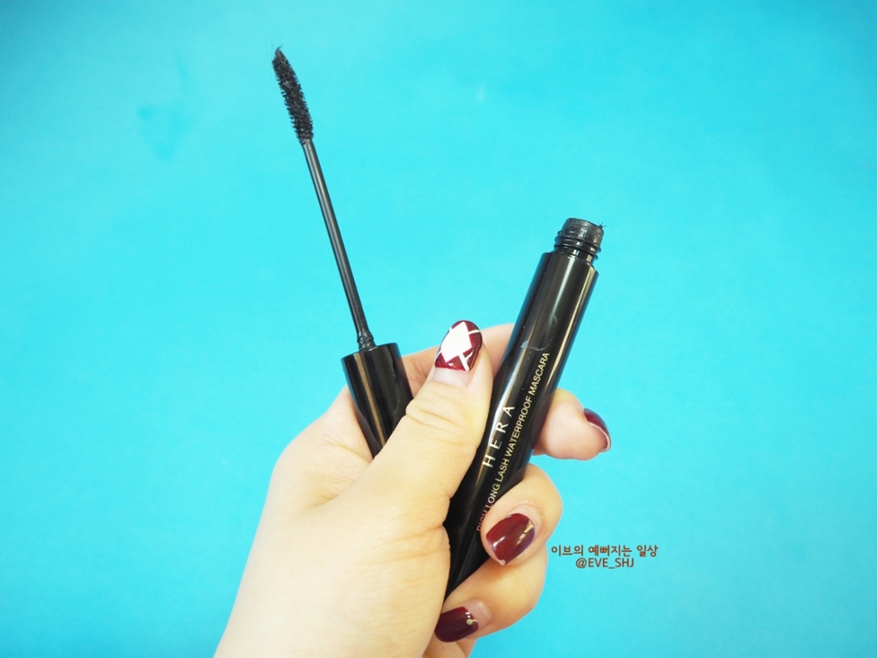 길쭉하고 날씬한, 세련된 블랙 컬러의 디자인이에욥
