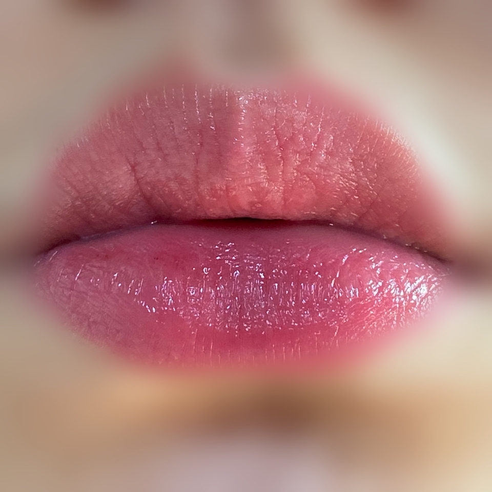 롬앤 펑키멜론을 얇게 깔아줬어요 🥺
입술이 많이 건조하고 안좋은 상태인데 더 예쁜 상태로 보여드리지 못해 죄송하네용 ㅜ 🥲
