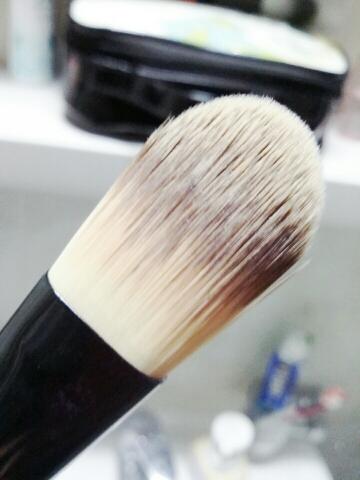 파운데이션 브러쉬는 이렇게 생겻고 탄력도 나쁘지않았어요! 따갑다는 분들도 계셧는데 저는 잘 모르겟어용....