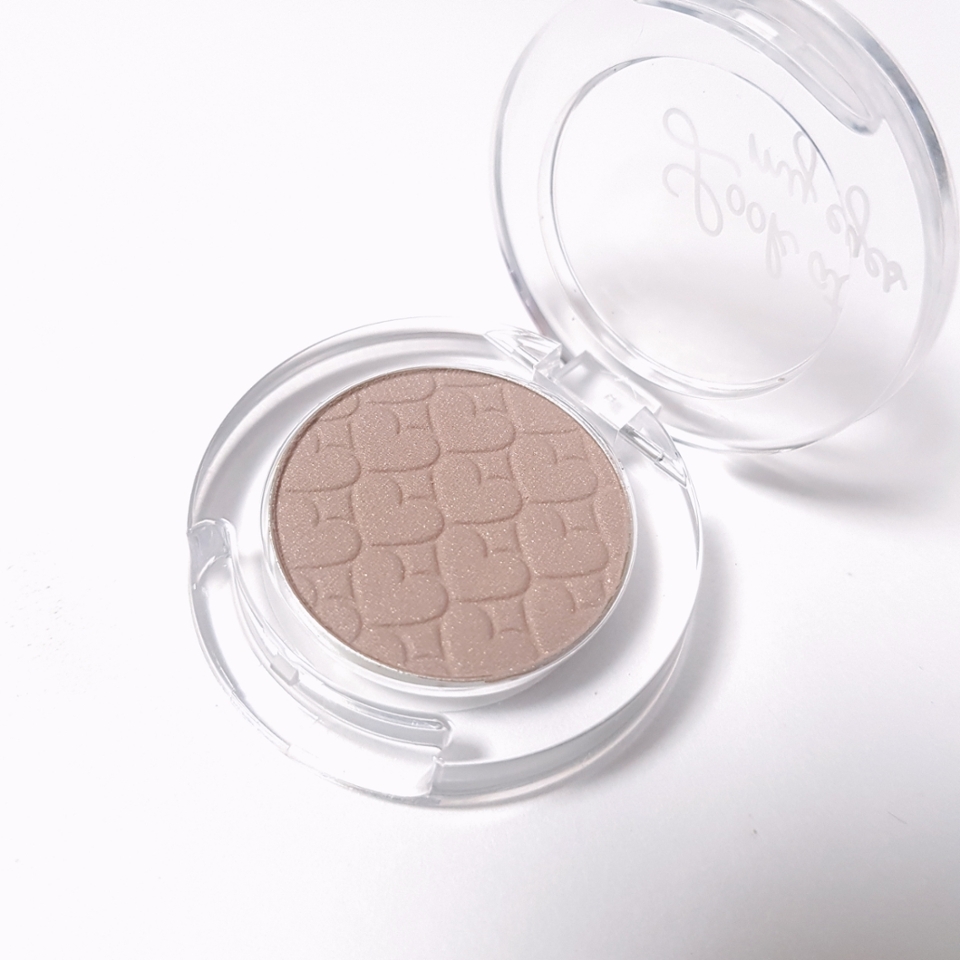 회색빛 섀도우인데요,
저도 처음엔 저런걸 어떻게 발라?! 했지만
딱 그림자색이랄까? 자연스러워서 눈에 음영넣기 딱 좋은 색상이에요!!!