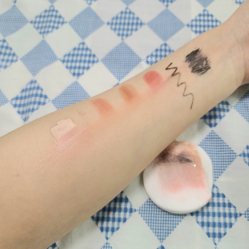 먼저 아랫쪽 절반을 지워봤어요.

왠만한 액체 메이크업 제품들과
가루 타입은 다 지워졌어용!

그리고 이중 보습 성분 함유로 
크림처럼 부드러운 사용감이라서
건조하지 않더라구요.