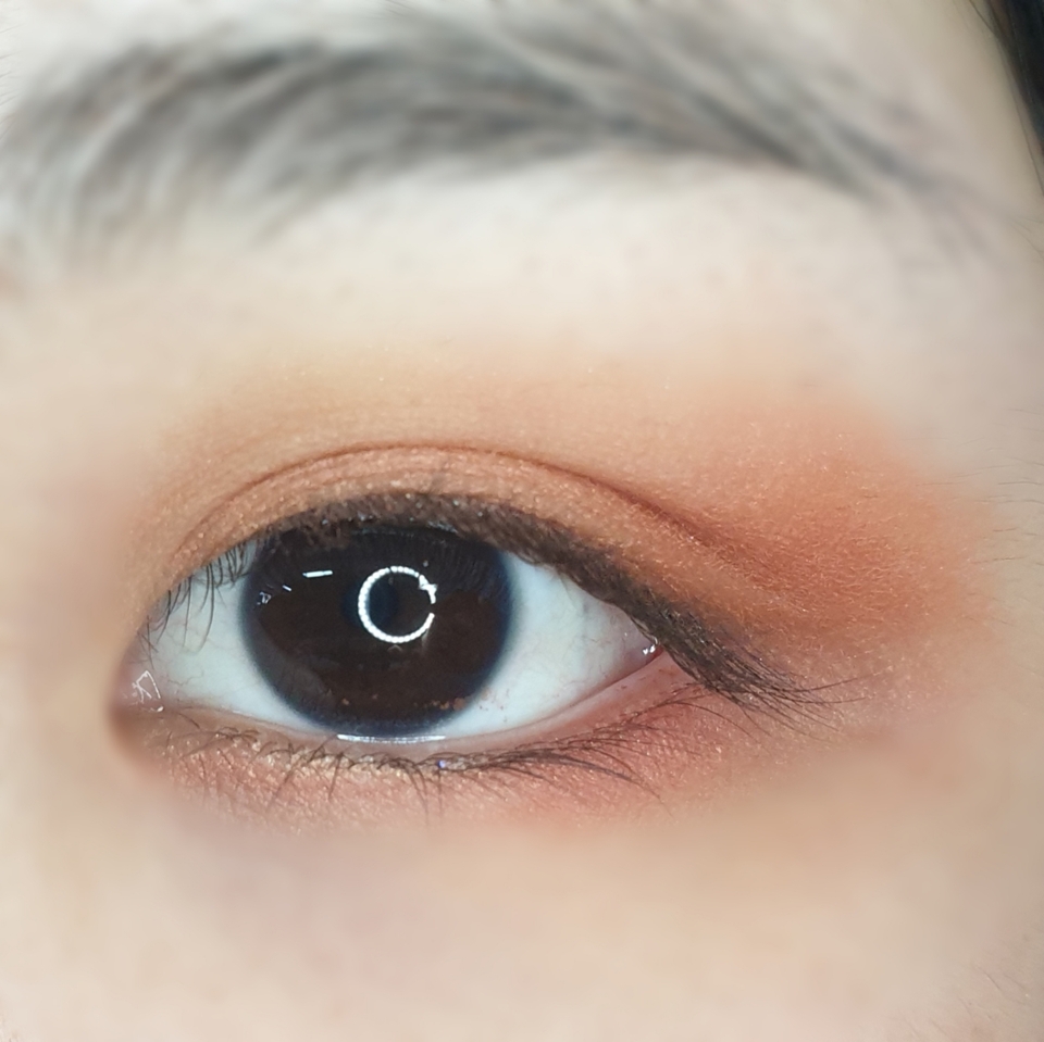 마지막으로 아이라인꼬리를 내려서 그려주시면