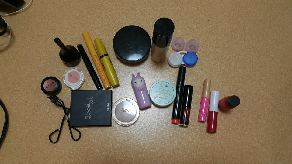 안에 내용물들! 더있긴한게 제가자주 쓰는것들만 모아봤어요