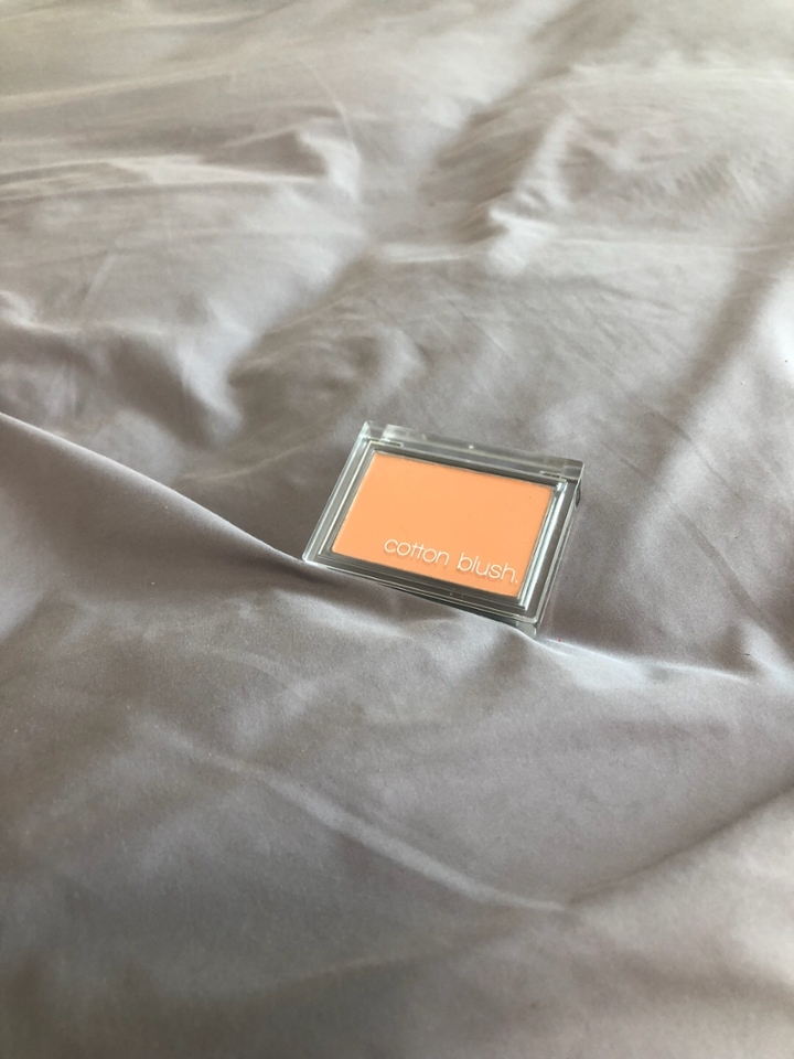 케이스는 심플해서 마음에 들어요 그리고 겉이 투명해서 색구별이 매우 쉽습니당