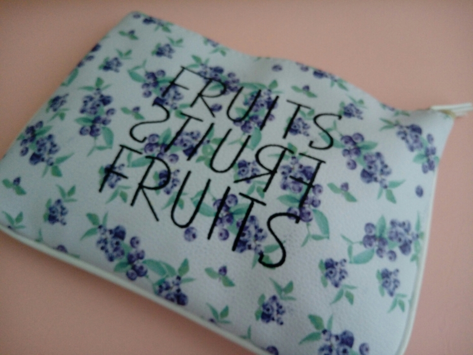 제가 학교에 들고 다니는 파우치에요!
아트박스에서 6000원 정도에 구매했습니다!