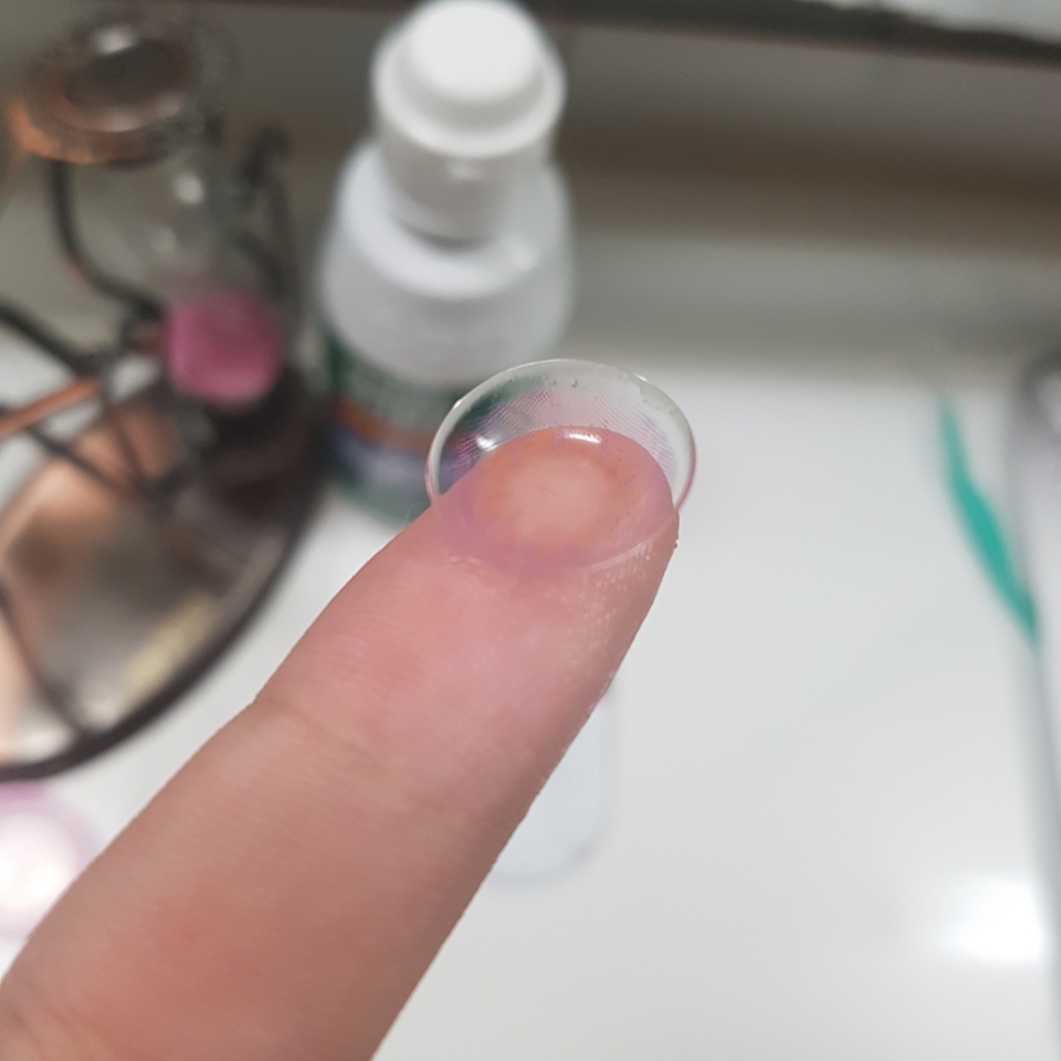 안쪽은 노랑빛 겉은 핑크빛이에요!
근데 착용하면 보라끼도 강해요