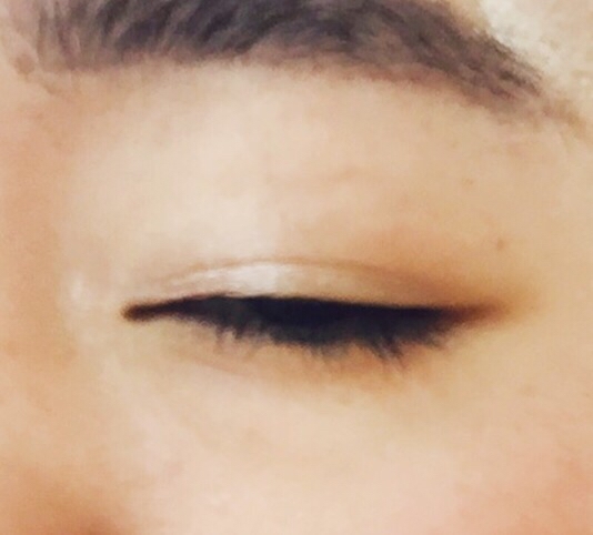 먼저 눈 두덩이를 3등분 한다고 생각을 하시고 눈앞머리 1/3 부분에 쉬머한 아이보리컬러인 vdl 115호를 꽤 많다 싶을만큼 넓게 발라주세요. 