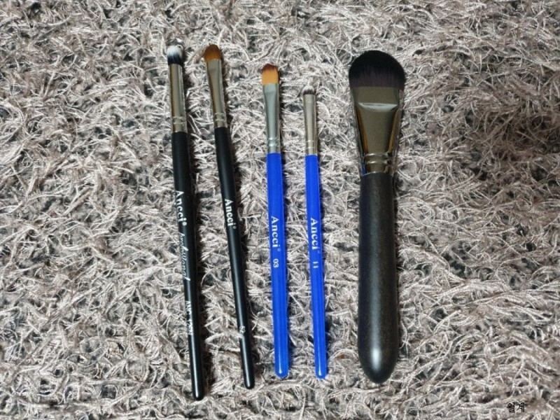 친구1 구매템
맨 오른쪽 파데브러쉬(15,000) 이거 우주에서 제일 좋음🌌🌌🌌🌌🌌🌌 👍👍👍👍👍👍👍👍👍👍
브러쉬 모들이 전부 하나로 뭉쳐 움직이는데 엄청 매끄럽고 탱글탱글~ 미세하게 컨트롤이 잘되구요 친구말로는 이걸로 바르면 두드리지않아도 붓자국이 거의 안보일정도라 슥슥 바르고 끝낼수있다고하네요!
저는 파데브러쉬 잘 안쓰고 가운데에 밝은컬러로 밝힐때만 간혹 써서 만원짜리 더 넓은브러쉬를 샀는데 다음에 이것도 사고싶어요ㅎㅎ
