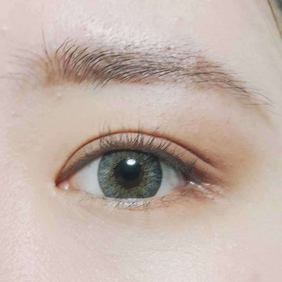 삐아의 오곡시리즈 섀도우 팥으로 눈꼬리 뒷부분이 올라가보이도록 과감하게 음영을 줍니다. 언더도 쓸어줘요! 팥이 없으시다면 레드빛이 많이도는 레드브라운 음영섀도우를 사용해주셔도 무방해요.