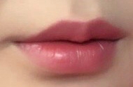 2_맥 핫타이티
요 색상도 자연스러운 립 색상에 말린장미가 약간추가된? 색상이에요 ㅎㅎ 자연스럽고 무난하게 사용하기좋은 가을립이에요! 제형은 촉촉해요