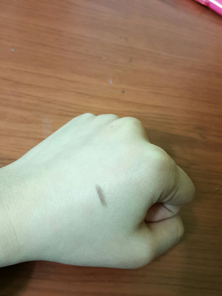 이제 손등 발색샷!!
색 비슷해용

오늘 사서 처음엔 잘 안그려졌어요ㅜㅠ
근데 이거 비비바르고 그리면 잘그려져요 부드럽게!!!!
진짜 아시는분들은 아실거에요♡
이 아이브로우 재구매한 이유가 바로 그거에요!
정말 잘그려져서!!! 정말 좋아용😘
