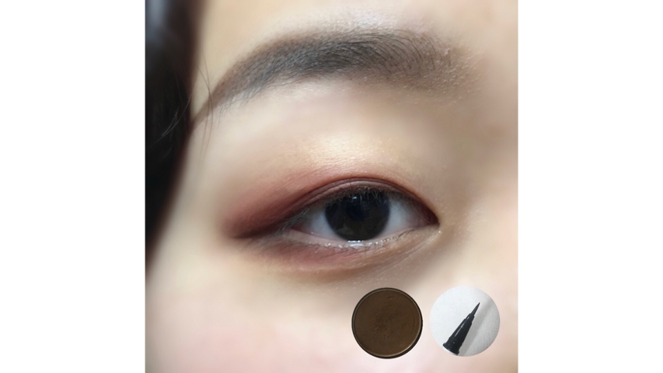 아이라인을먼저 그리고 아이라인과 비슷한 어두운 색상으로 아이라인을 풀어주듯이 더깊은 음영을 줍니다
브러쉬에 섀도우를 묻힌다음 살짝 털어주고, 삼각존보다 조금더 적은 영역에 슥 칠해주세요
<사용한제품>
아이라인-지베르니 센스티브 딥 아이라이너 2호 딥브라운
섀도우-르샤 섀도우팔레트