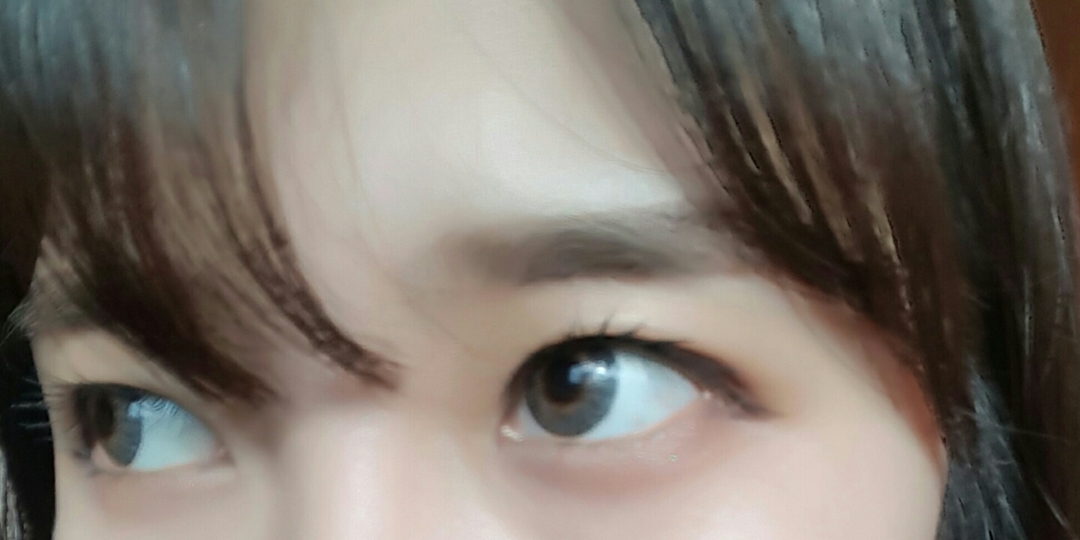 훌라는 전혀 전혀 없었습니다 전! 렌즈두께가 얇아서 낄때도 그렇고 눈에 촵 잘 달라붙는 아이에용!