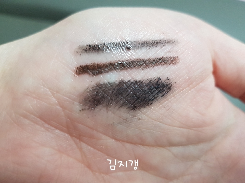 손에 펜슬 두가지랑 마스카라를 칠하고
왼쪽 부분에만 실러를 발라봤어요!