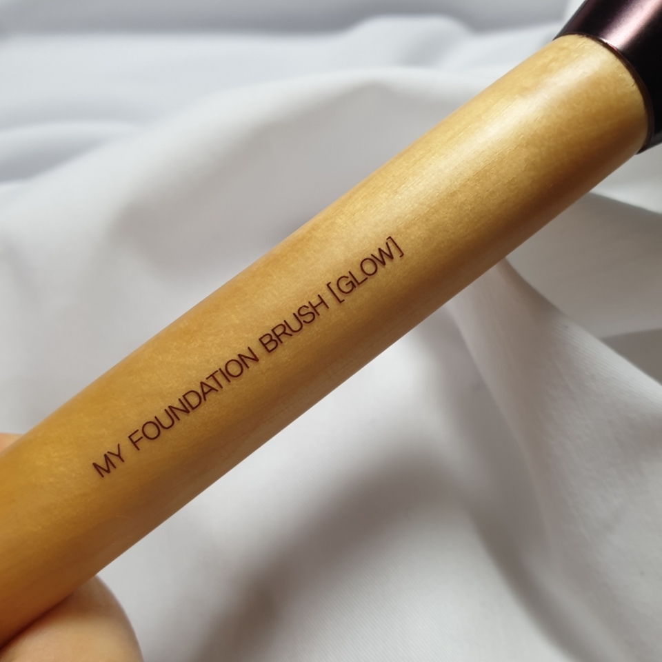 

몸체에 써져있은 음각이에요
확실히 글로우한 브러쉬라고 알려줘서 확인하기 편했어요 ㅎㅎ

전 몰랐는데 이 제품이 꾸셀 파운데이션 브러쉬 #저렴이 버전으로 유명하더라구요
진짜 비슷하단 평이 많은데 이 제품이 좀 더 넓은 디자인으로 되어있다는게 차이점인 것 같아요!

두개 브러쉬 모두 텐션감이 좋기로 유명한 것 같더라구요 그 말에는 진짜 공감하는 편이에요

꾸셀을 안써봤지만 둘 중에 사라고 했어도 가격도 낮고 크기가 커서 아침에 빠르게 쓱쓱 펴바를 수 있는 이니스프리를 선택할 것 같아요!

