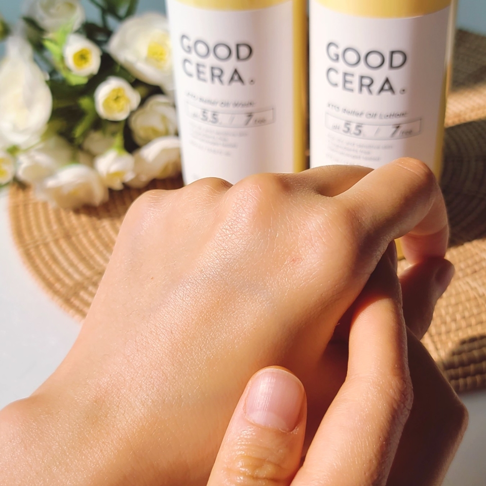 바디로션은 저자극 테스트 외에 피부 장벽 개선 임상 시험도 완료!(역시 효과가 좋은덴 이유가 있었..)

​

건조함이나 가려움도 잘 잡았고, 고보습 제품임에도 흡수된 후에는 끈적임이 남거나 미끈거리지 않아 개인적으로 너무 만족스러웠다는...💛

​

피부에 막을 씌운다기 보다는, 건조한 피부 사이사이로 녹듯이 스며들어 피부를 회복시켜 주는 느낌이라 잔여감 거의 없어요!