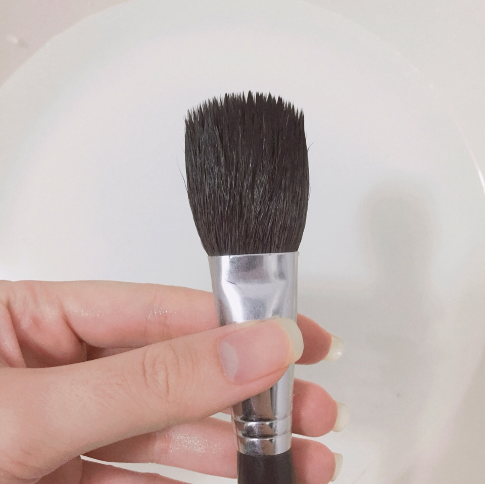 세척하실 때엔 물에 담그시면✖️✖️✖️!!
브러쉬가 쏙 빠져버릴 수 있어요.
그래서 저렇게 붓을 잡으시고 손가락 위로는
되도록 물이 가지 않도록 해주세요.