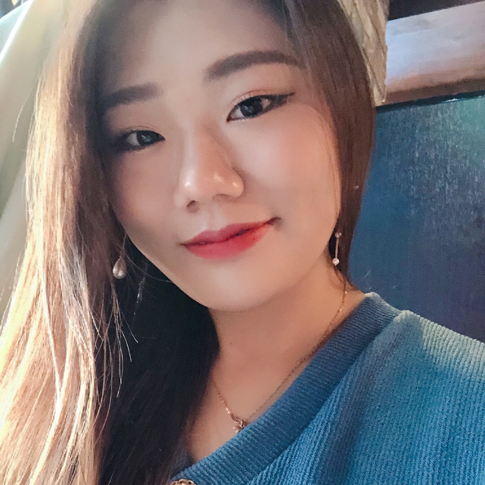그날의 셀카!
저는 글리터가 없는 색구성이 아쉬웠던 것 빼고는 발색 질감 블렌딩 가루날림 전부 만족스러웠어요!!!

*미미박스와 언니의 파우치에서 제품만을 제공받아 솔직하게 작성한 후기입니다*