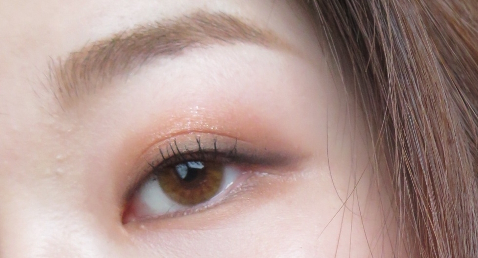 좀 더 다른 광에서 보면 이런느낌이구요,


아무리 생각해봐도 이런 빈약한 속눈썹으론 어디가서 화장한다고 못하겠네요
다음 튜토리얼 내래 반드시 붙이갓서.....

그래도 요 메이크업 , 바캉스용으로 정말 딱이고, 쉐딩이 어울리는 그런 메컵이네요!!