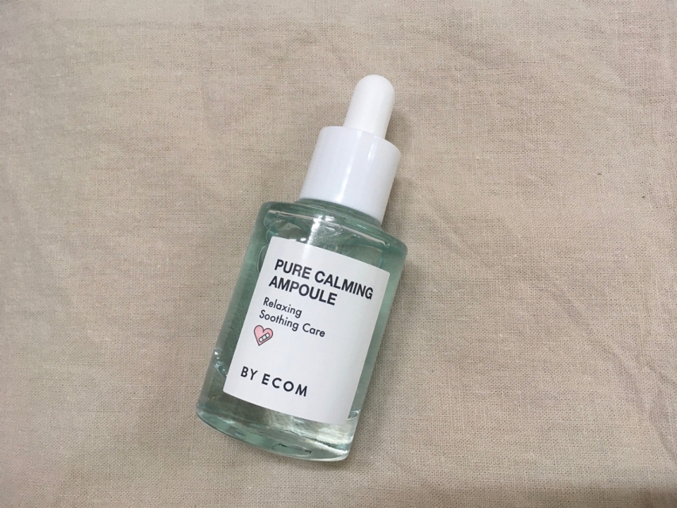 2 step : 진정 성분 가득한 촉촉, 산뜻 제형의 기초 사용하기

- 저는 바이애콤의 퓨어카밍앰플 시카업을 사용했어요. 기왕이면, 저자극이면서 진정 성분의 함량이 높은 제품을 선택해 써주시는걸 추천해요!
 이미, 식염수팩으로 건조함을 잡아줌과 동시에 피부를 잠재워뒀기 때문에 진정 효과가 짱짱한 기초를 그 위에 덧발라주는게 훨씬 효과적이에요 ☆