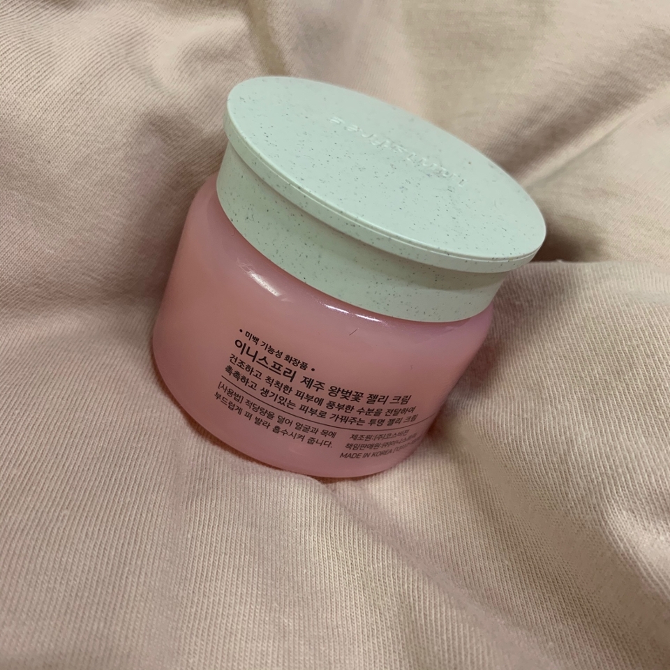 이 젤리 크림말고 톤업 크림도 있지만 톤업 크림은 트러블을 유발할거 같아서 젤리 크림으로 선택했지만 요 크림에도 미백기능이 있다고 합니다!!