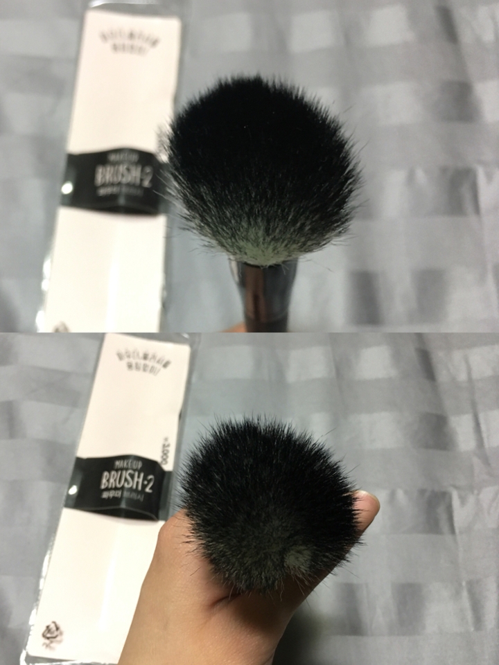 모가 전체적으로 간격이 넓게 듬성듬성 퍼져있는 형태이고, 위에서 보면 동그란 모양입니다!
파우더를 안뭉치게 고르게 살짝 얹기 딱 좋을 것 같습니다. 
