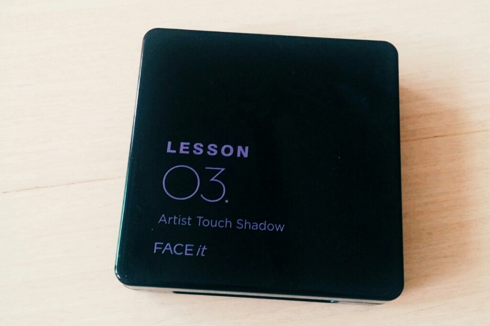 외관입니다.
그냥 딱 파우치에 넣기 적당한 크기?