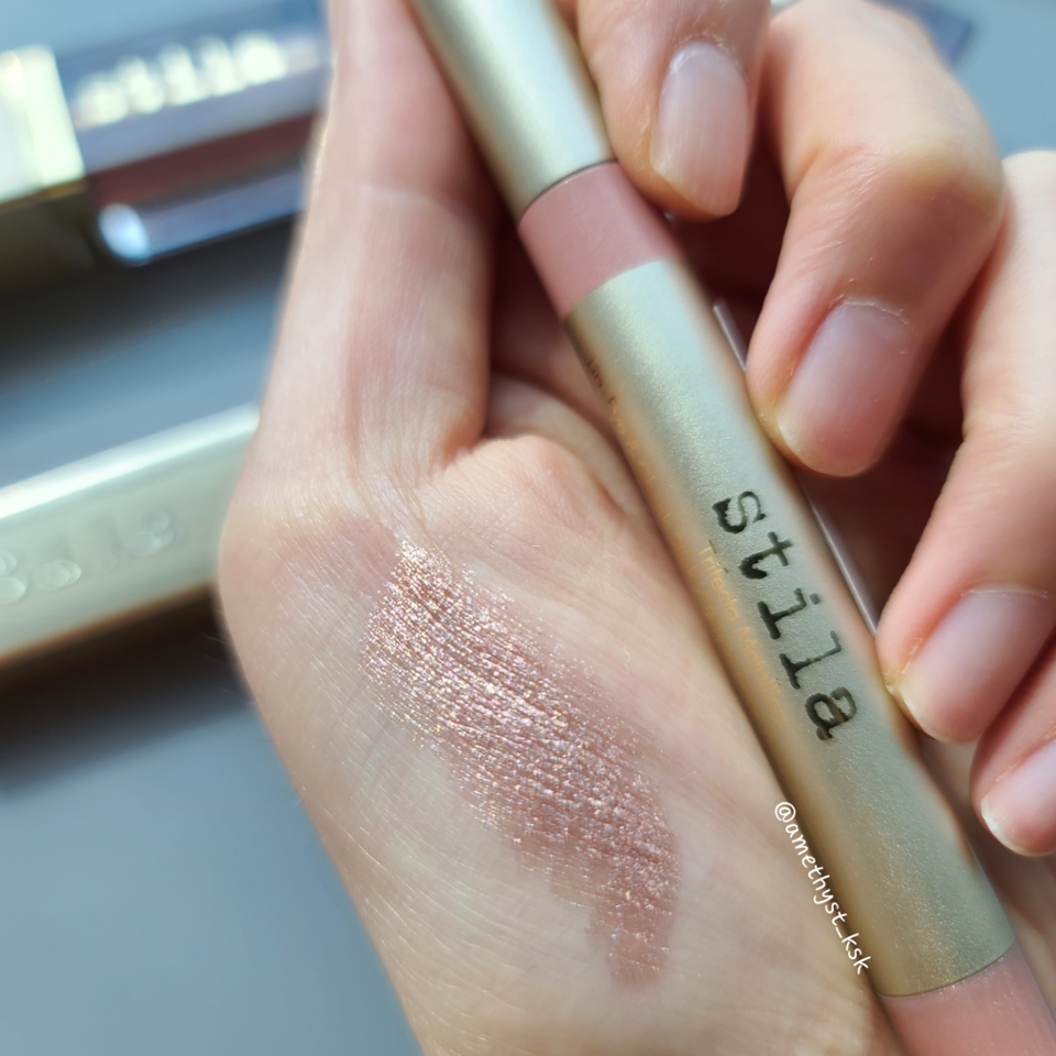 저는 #키튼 컬러를 사용했는데용!

쉬어 골드 베이스에 핑크 펄을 담은 색상이예요!







