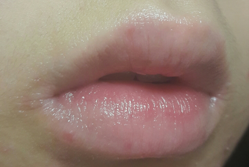 입술 터지고 각질생기고 착색되던 립술에게

립밤을 발라준 뒤입니다!!

아무리 많이 발라두 가벼워서 죠았어요ㅎㅎ