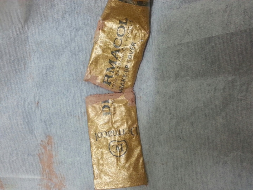 가운데부터 쓰느라 어느 새 두동강난 모습이에요 살짝 터졌을땐 티슈로 감고다니고 저렇게 두동강난 후에는 새걸로 교체했어요