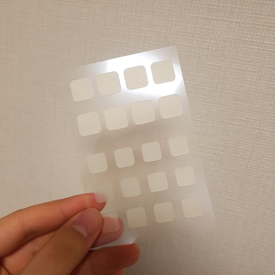 요건 노란 여드름에 붙이는 옐로우스팟입니당
레드스팟에 비해 모양도 네모네모하고 크기도 큰거랑 작은거 두가지가 있는데, 두꺼운편이에요.