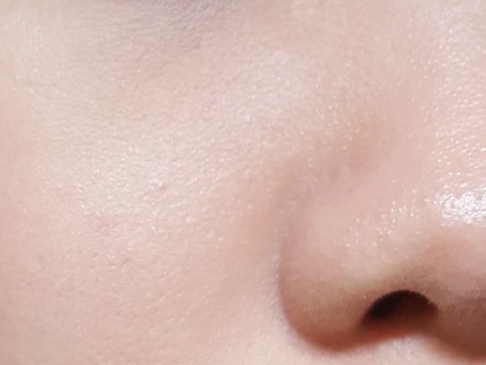 코 옆 붉은기를 가려주고(전 심한 편은 아니에요!) 

피부에 싹 밀착이 되어서 피부가 매끄러워 보여요👍

커버력이 높은 제품은 아니지만 피부표현이 예쁜 베이스라고 생각하시면 돼용

모공부각, 주름부각 없었고 진주 컴플렉스가 있어 은근한 광이 돌지만

촉촉한 제품은 아닌 것 같아용(도구의 차이일 수도!-클리오 하이드로스폰지 사용)