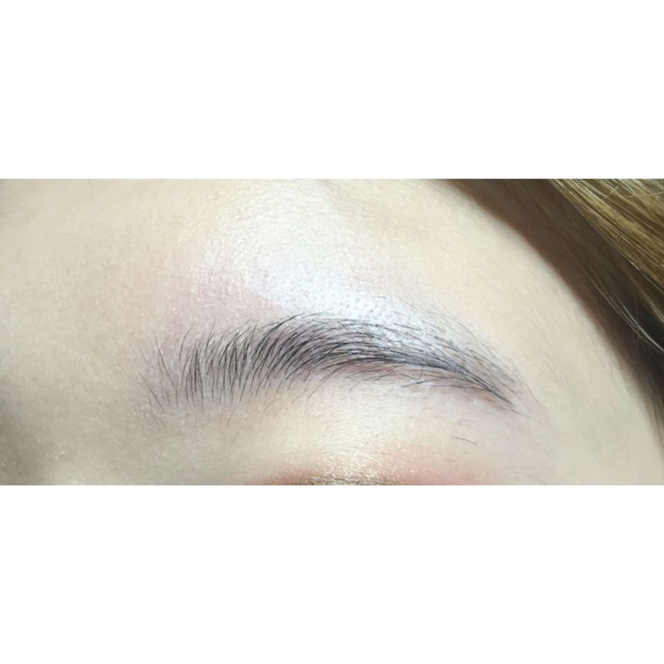 눈썹정리하기 전 제 눈썹이에요
원래 눈썹 숱은 많았는데 첫 정리를 잘못해서 망했습니다 네.
