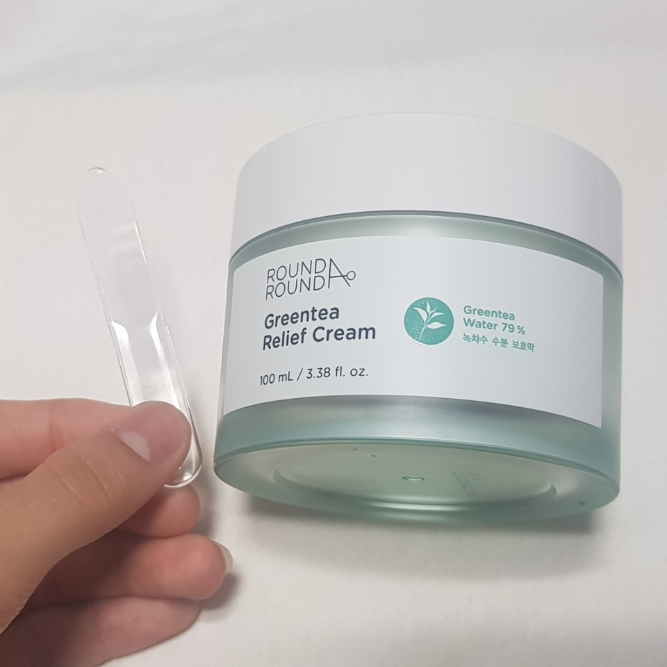 크림 하나 구매하시면 이렇게 스파출러 하나가 같이 와요. 
(크림은 원래 스파츌러로 사용하는 것이 옳은 방법입니다)
위생적으로 사용하라고 동봉되어있는데 아쉬운점이 보관을 제가 따로해야한다는 점이었어요.

보통은 뚜껑안에 넣을 수 있도록 되어있는데 이거는 좀 커서 불가능하더라고요💦
보관을 위생적으로 못하는 점이 정말 안타까웠습니다...ㅇㅂㅇ. .

그래서 사용 전 꼭 세척하고 사용해야했어요